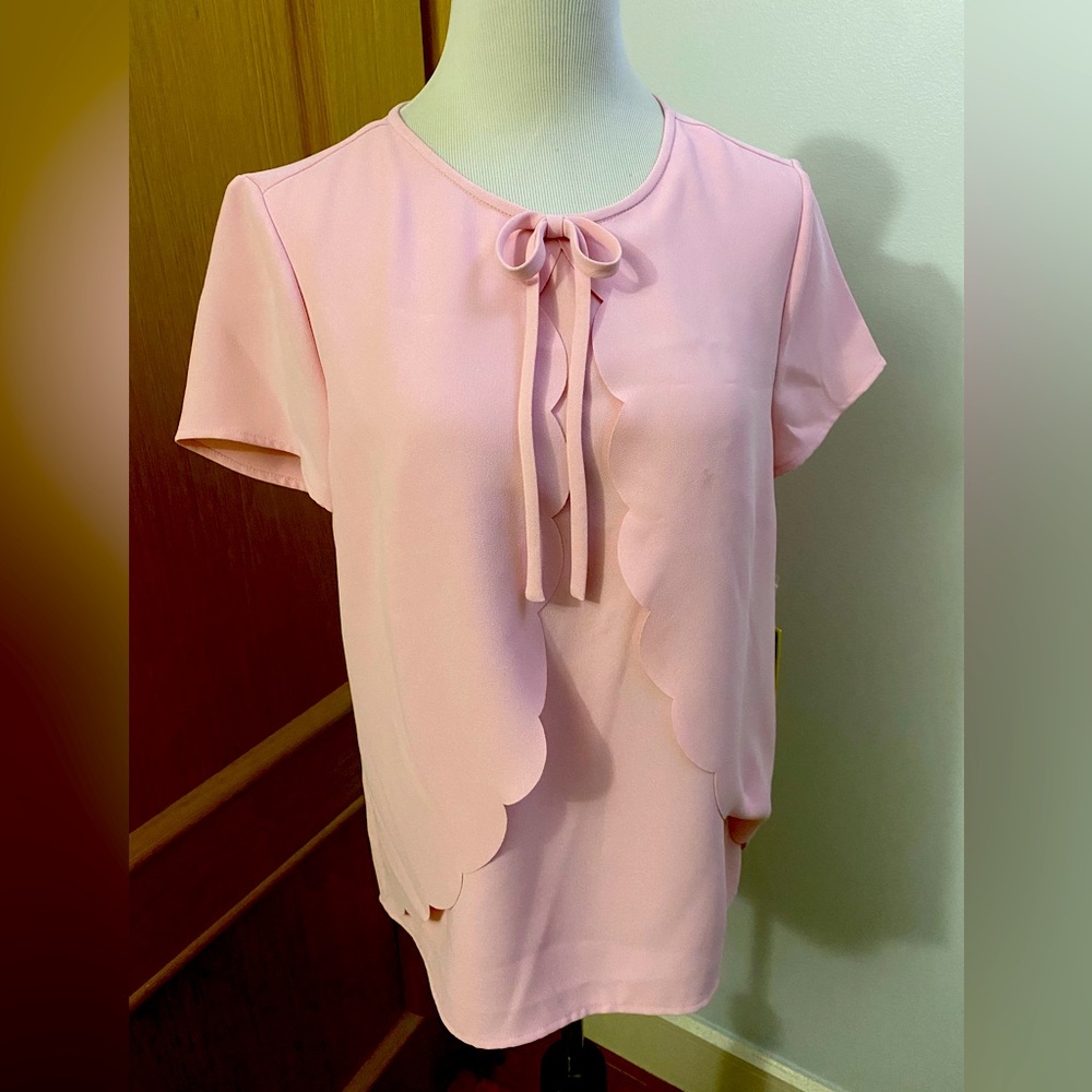 NWT CeCe Womens Short Sleeve Scalloped Moss Crepe Blouse with Bow XS